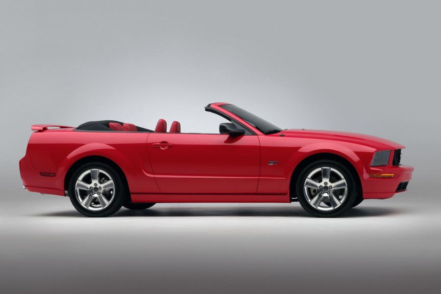  Ford Mustang GT Convertible 2005 года  (фото 10 из 44)